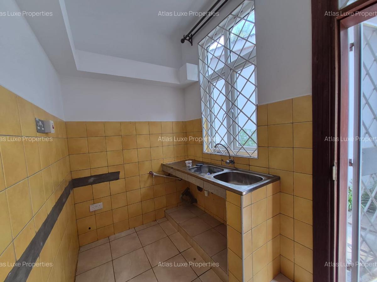 4 Bed Townhouse with En Suite at Rosslyn - 13