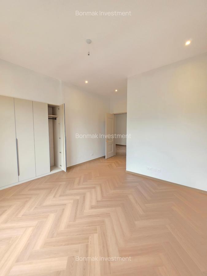 5 Bed Townhouse with En Suite at Lavington Green - 13