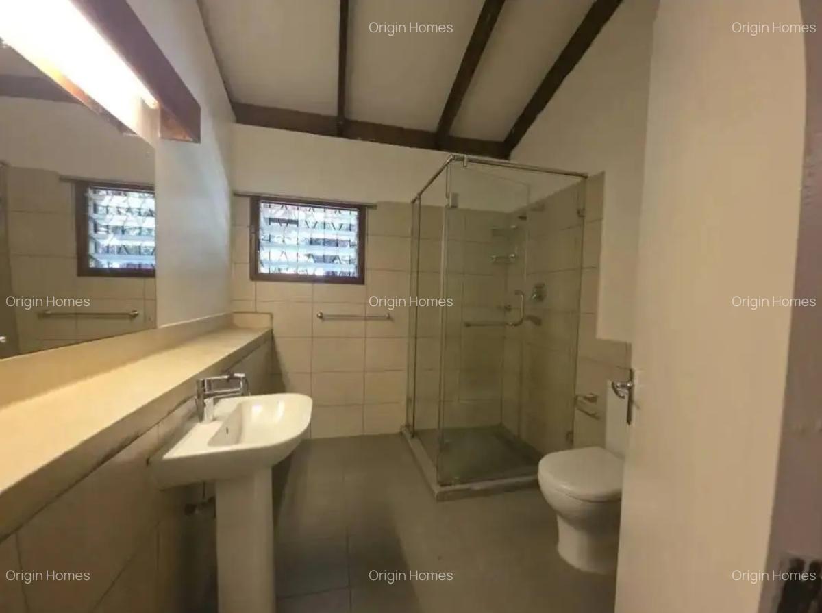 4 Bed House with En Suite at Lake View - 7