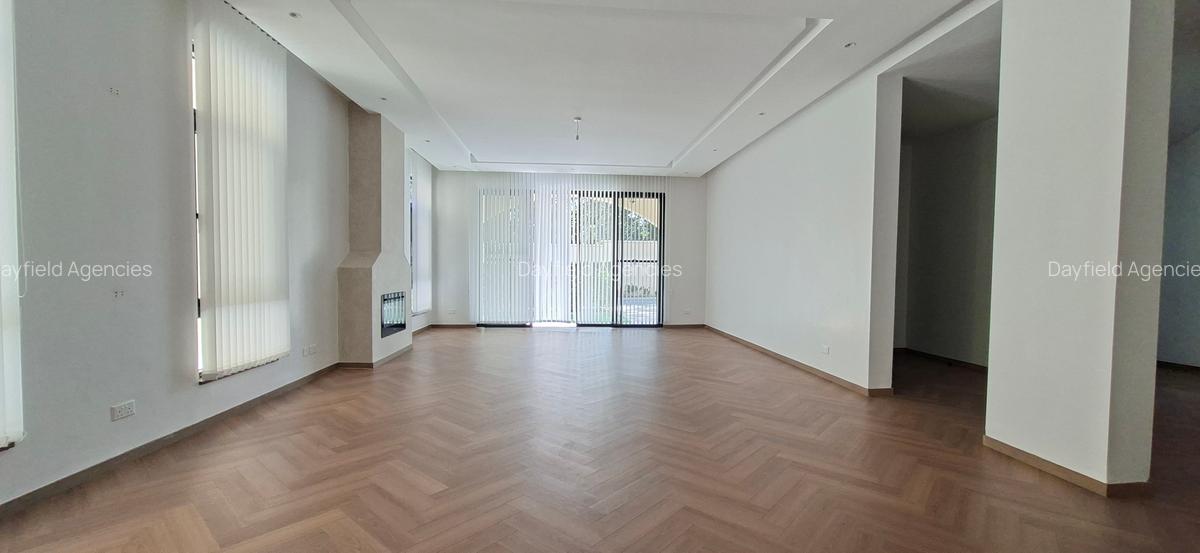 5 Bed House with En Suite in Lavington - 3