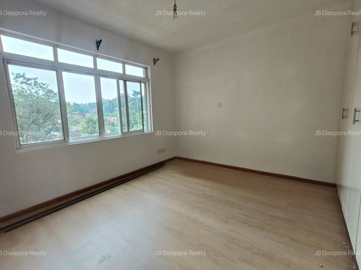 3 Bed Apartment with En Suite in Brookside - 8