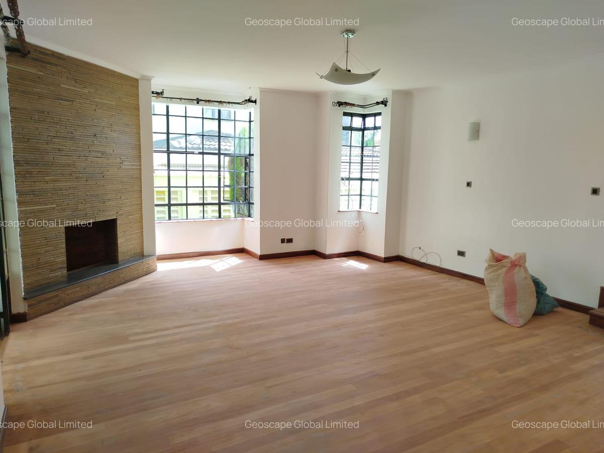5 Bed House with En Suite in Lavington - 12