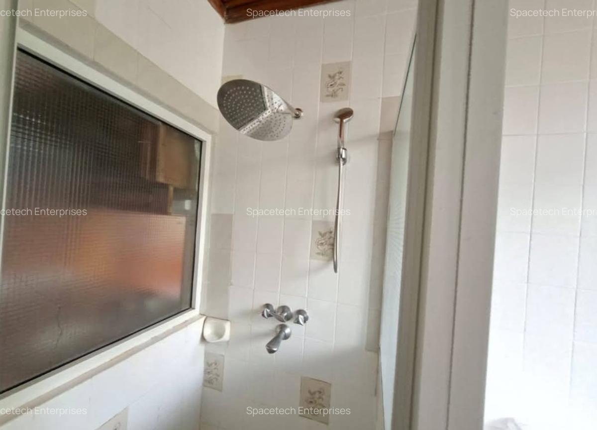 5 Bed House with En Suite in Runda - 11