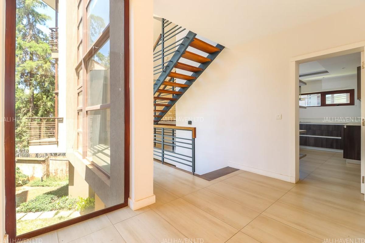 4 Bed Villa with En Suite in Lavington - 2