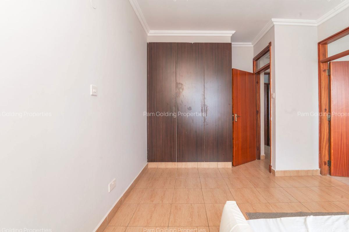 4 Bed Townhouse with En Suite at Queen Estate Road - 15