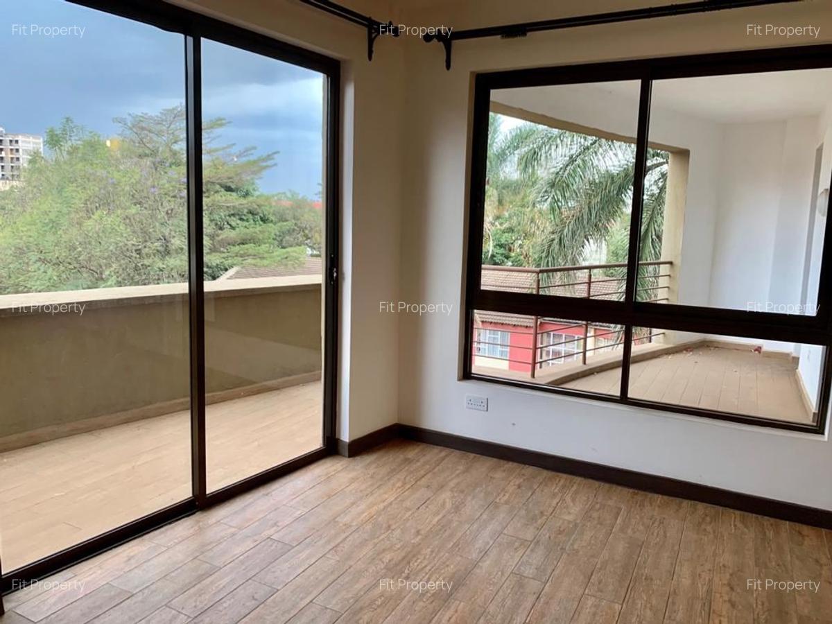 3 Bed Apartment with En Suite in Parklands - 8