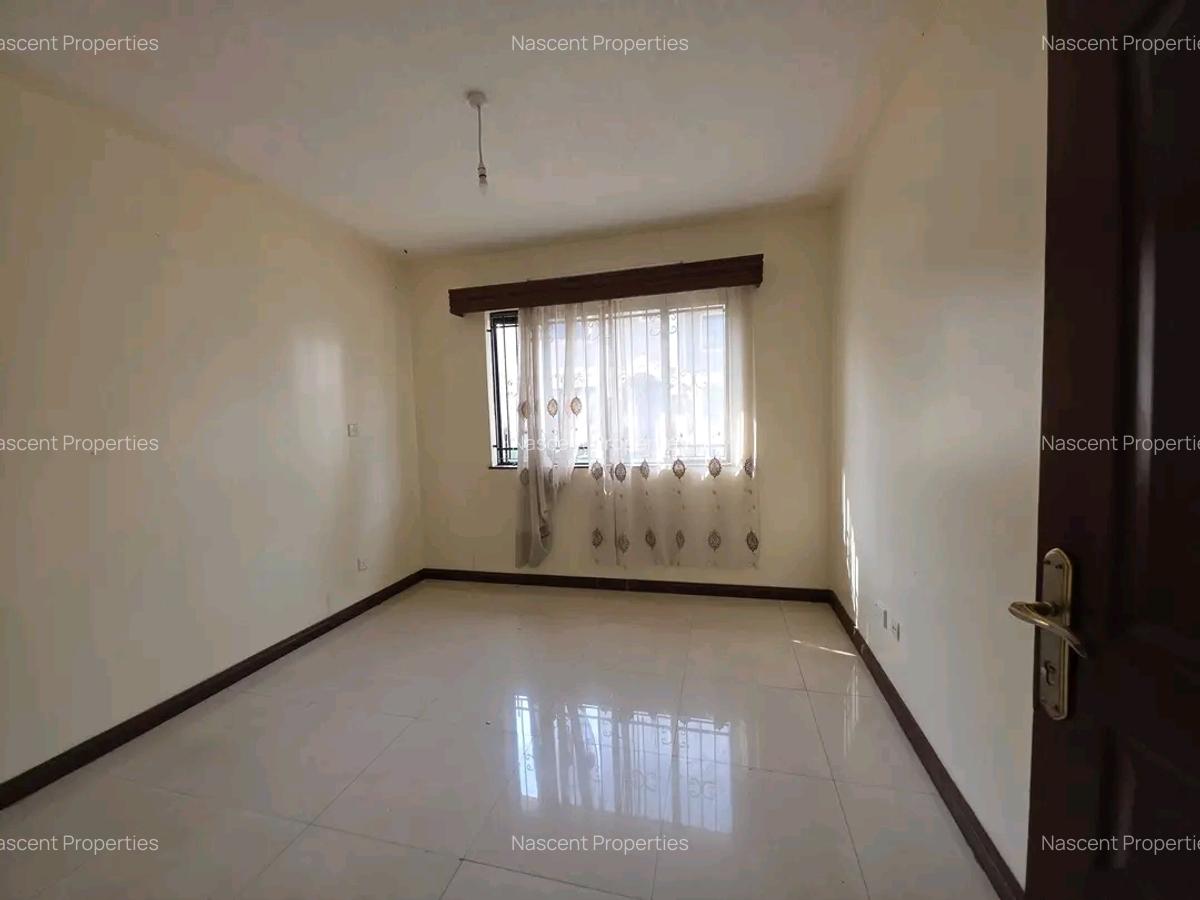 4 Bed House with En Suite at Grevillea - 13