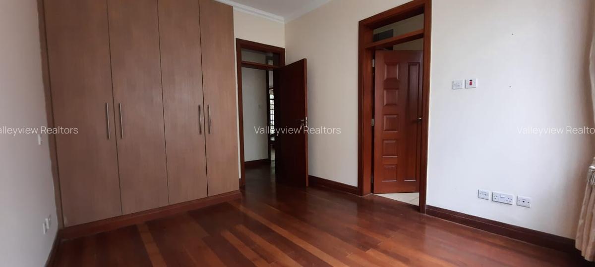 5 Bed Townhouse with En Suite at Lavington - 4