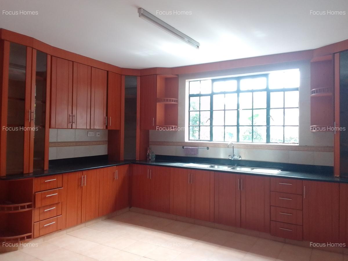 5 Bed Townhouse with En Suite in Lavington - 14