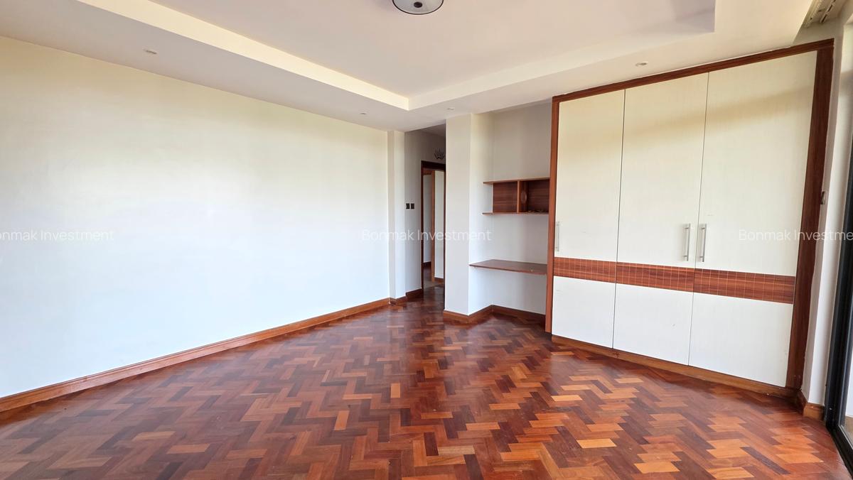 4 Bed Apartment with En Suite at Riverside Drive - 11