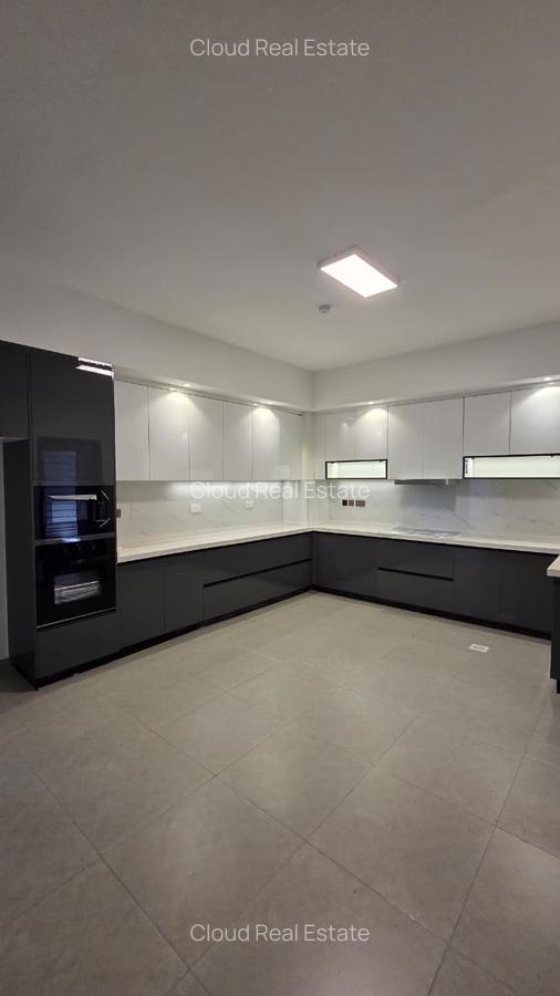 3 Bed Apartment with En Suite in Parklands - 20