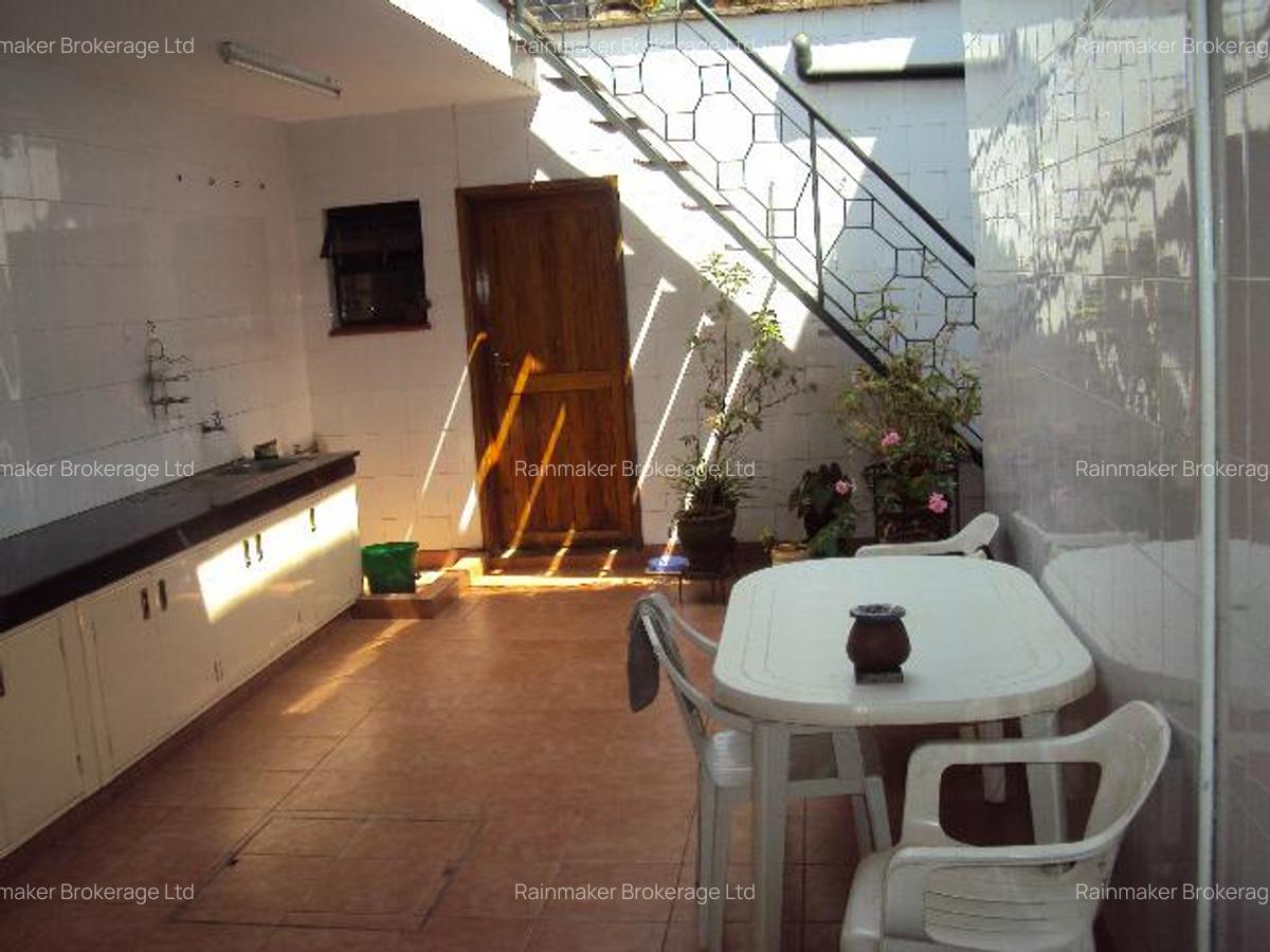 5 Bed House with En Suite at Brookside - 8