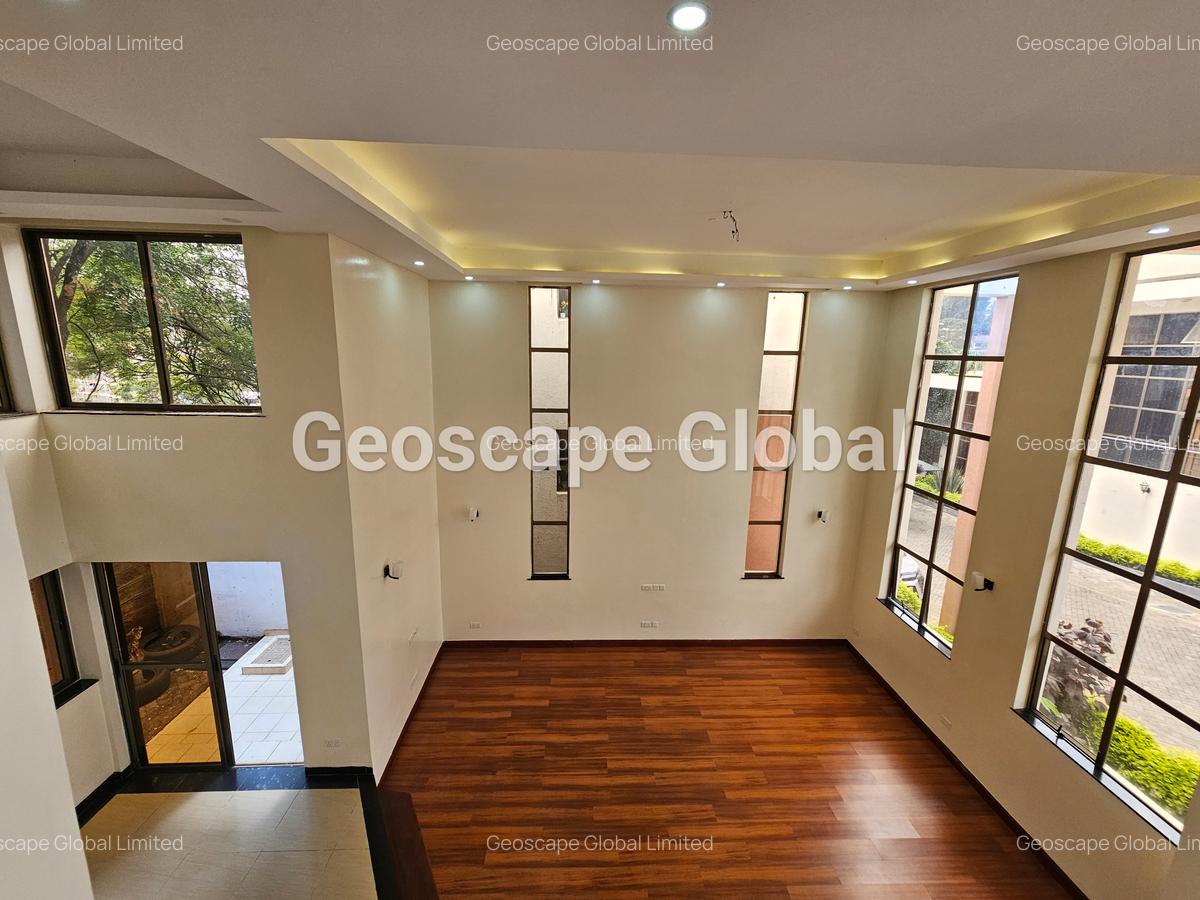 5 Bed House with En Suite in Lavington - 12