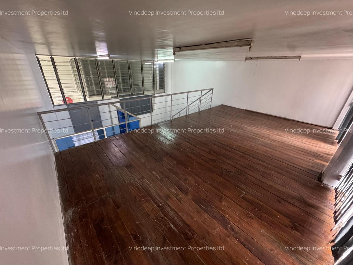 880 ft² Commercial Property with Service Charge Included at Baricho Road - 3