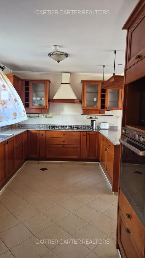 4 Bed Villa with En Suite in Windsor - 5