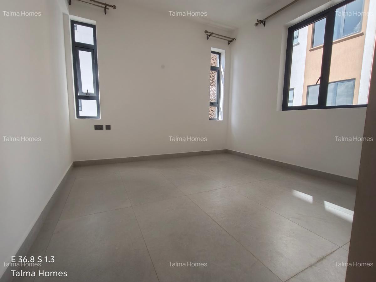 3 Bed Apartment with En Suite at Brookside - 12