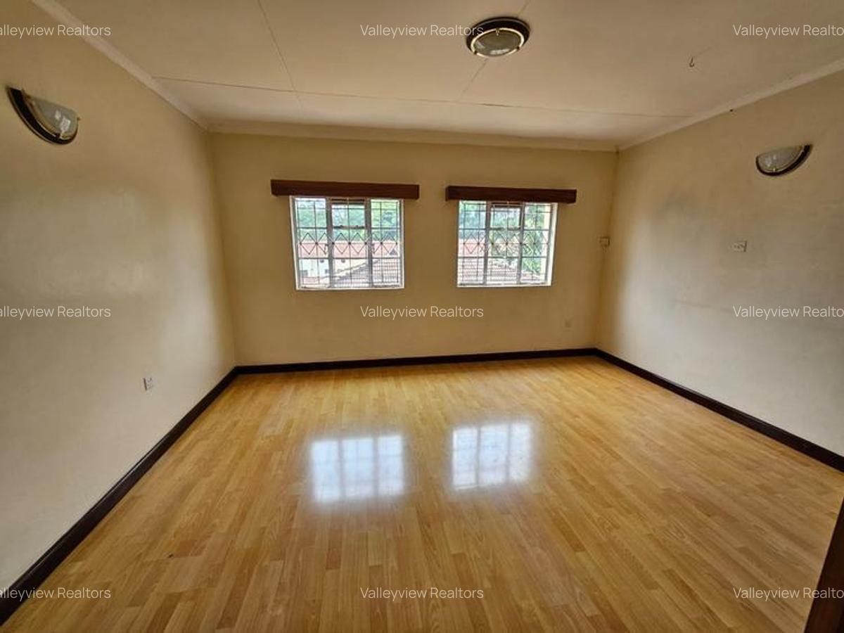 5 Bed Townhouse with En Suite at Lavington - 2