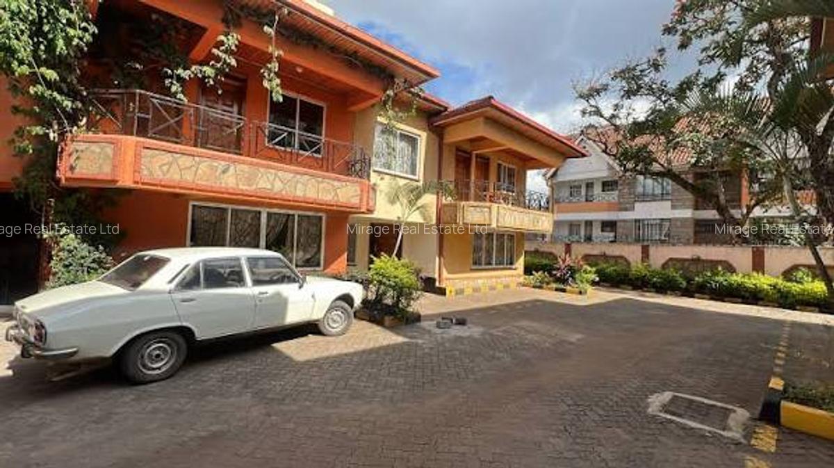 4 Bed House with En Suite in Lavington - 10
