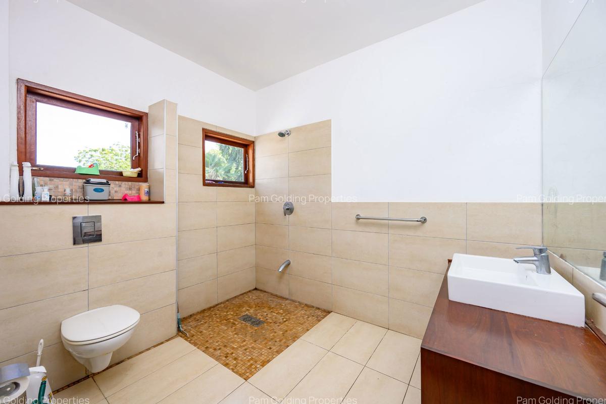 6 Bed House with En Suite at Greenwood Drive - 15