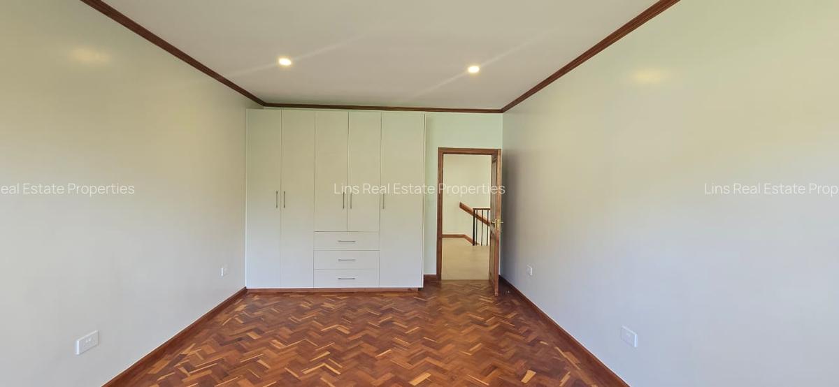 4 Bed House with En Suite in Lavington - 20