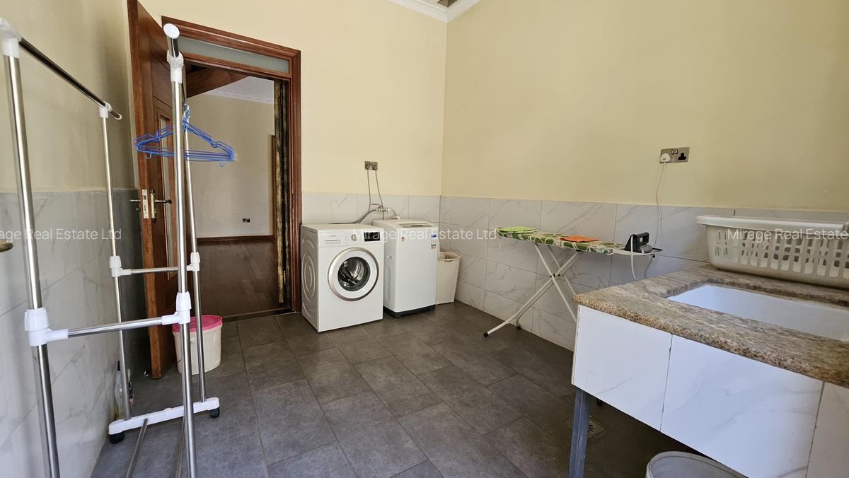 5 Bed Townhouse with En Suite in Gigiri - 11