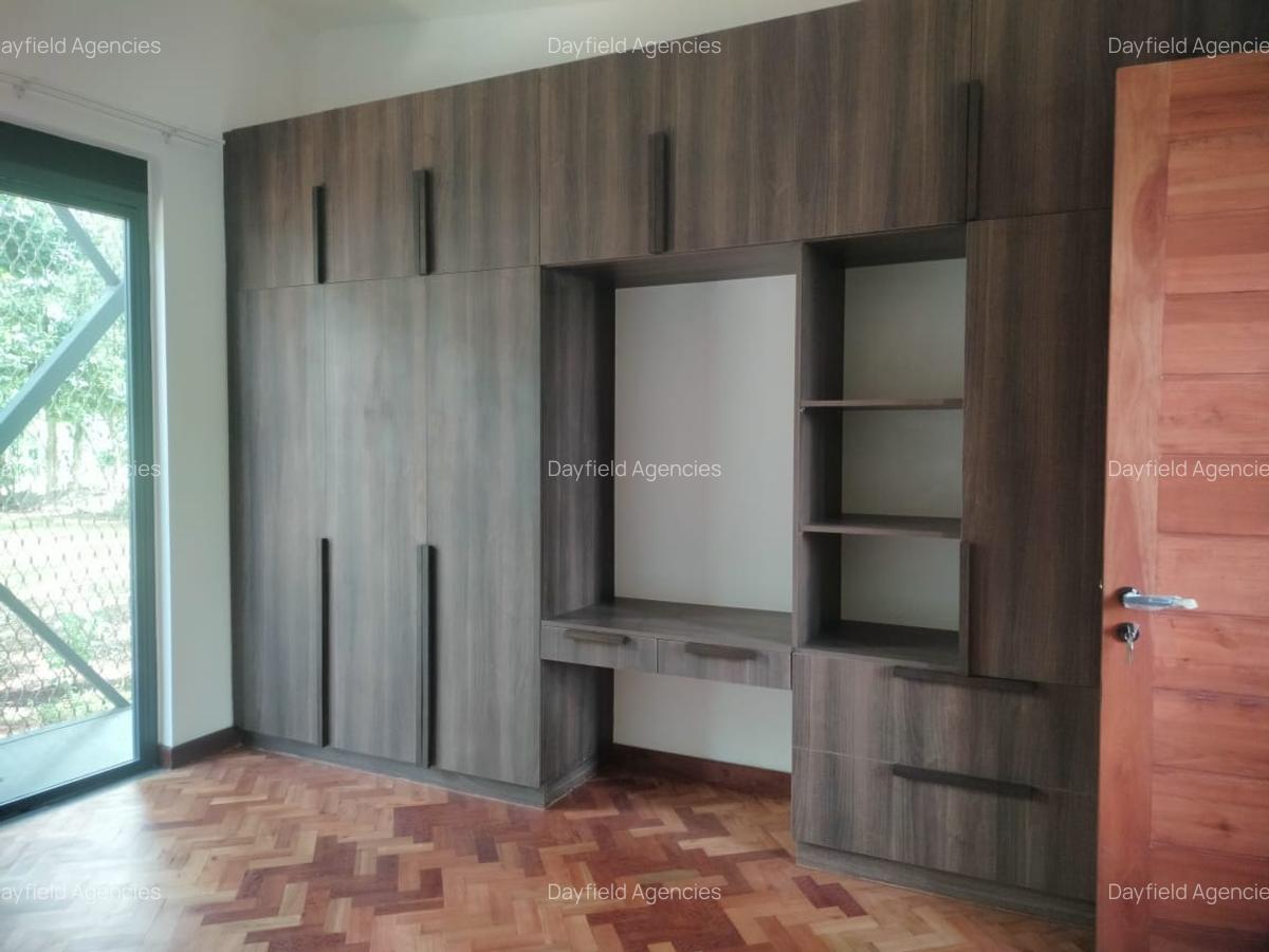 4 Bed House with En Suite at Hill View - 6