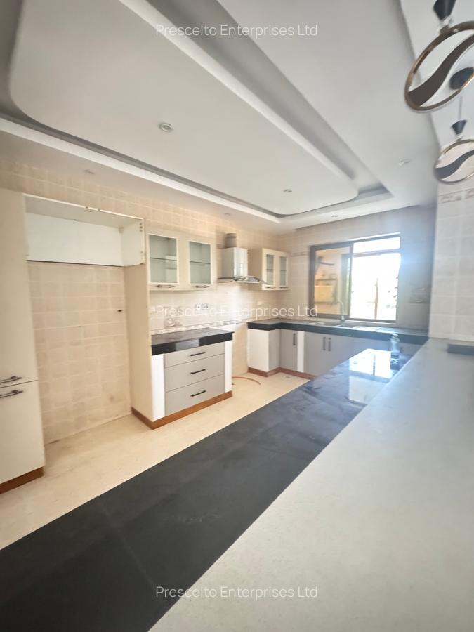 3 Bed Apartment with En Suite at Off Links Road - 4