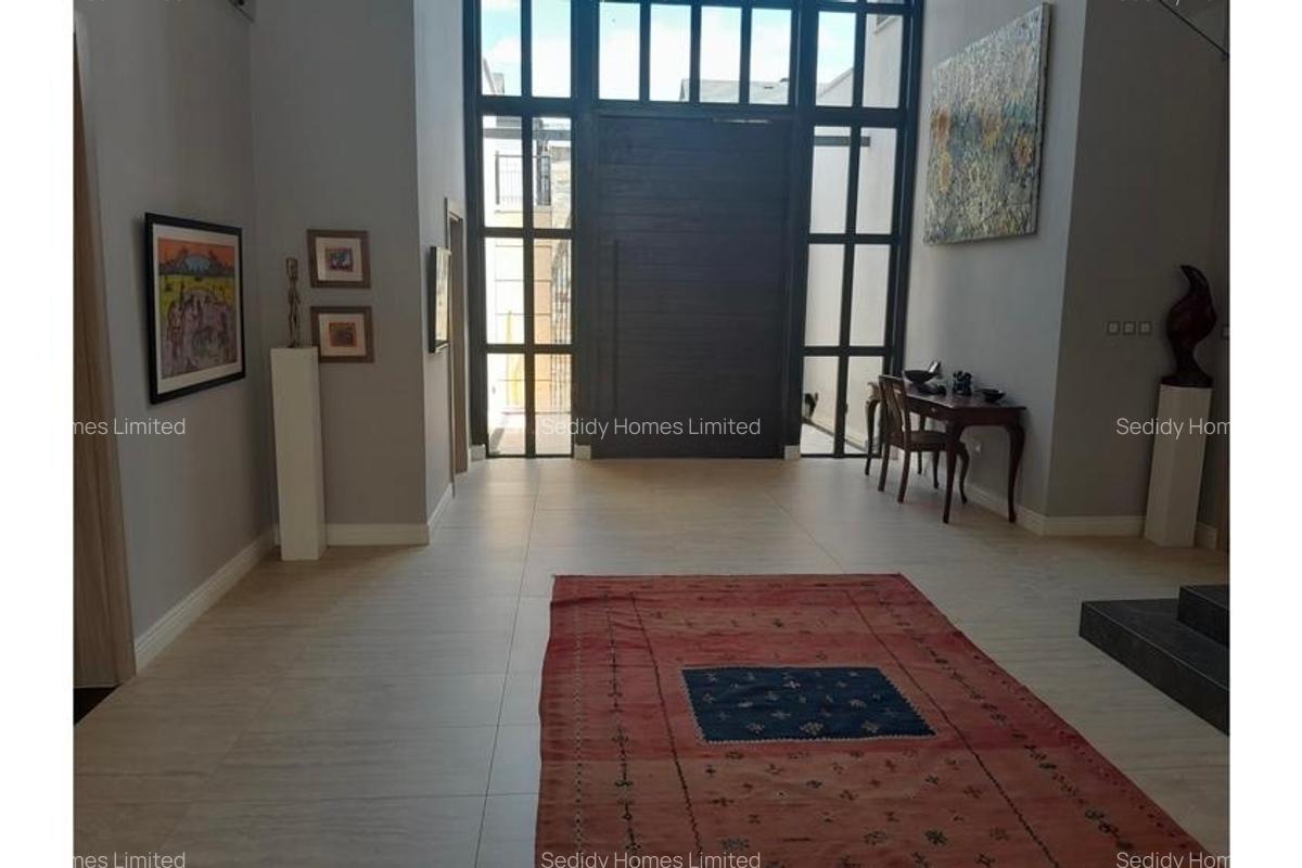 5 Bed Villa with En Suite in Runda - 2