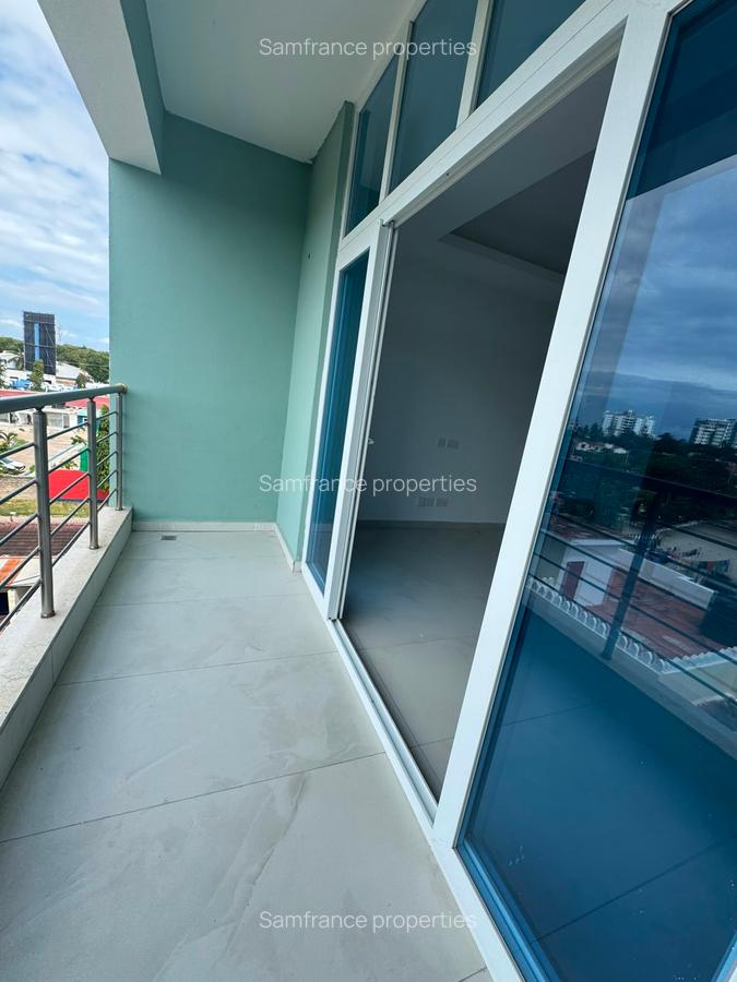 Serviced 2 Bed Apartment with En Suite at Links Road - 4
