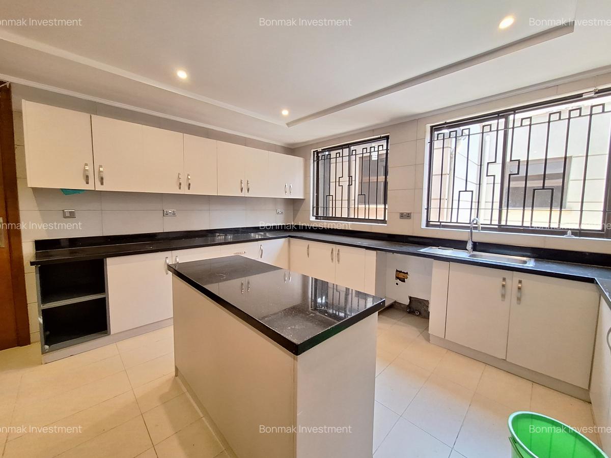 5 Bed Townhouse with En Suite at Lavington Green - 4