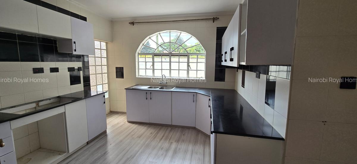 5 Bed Townhouse with En Suite at Lavington Off Convent Drive - 3