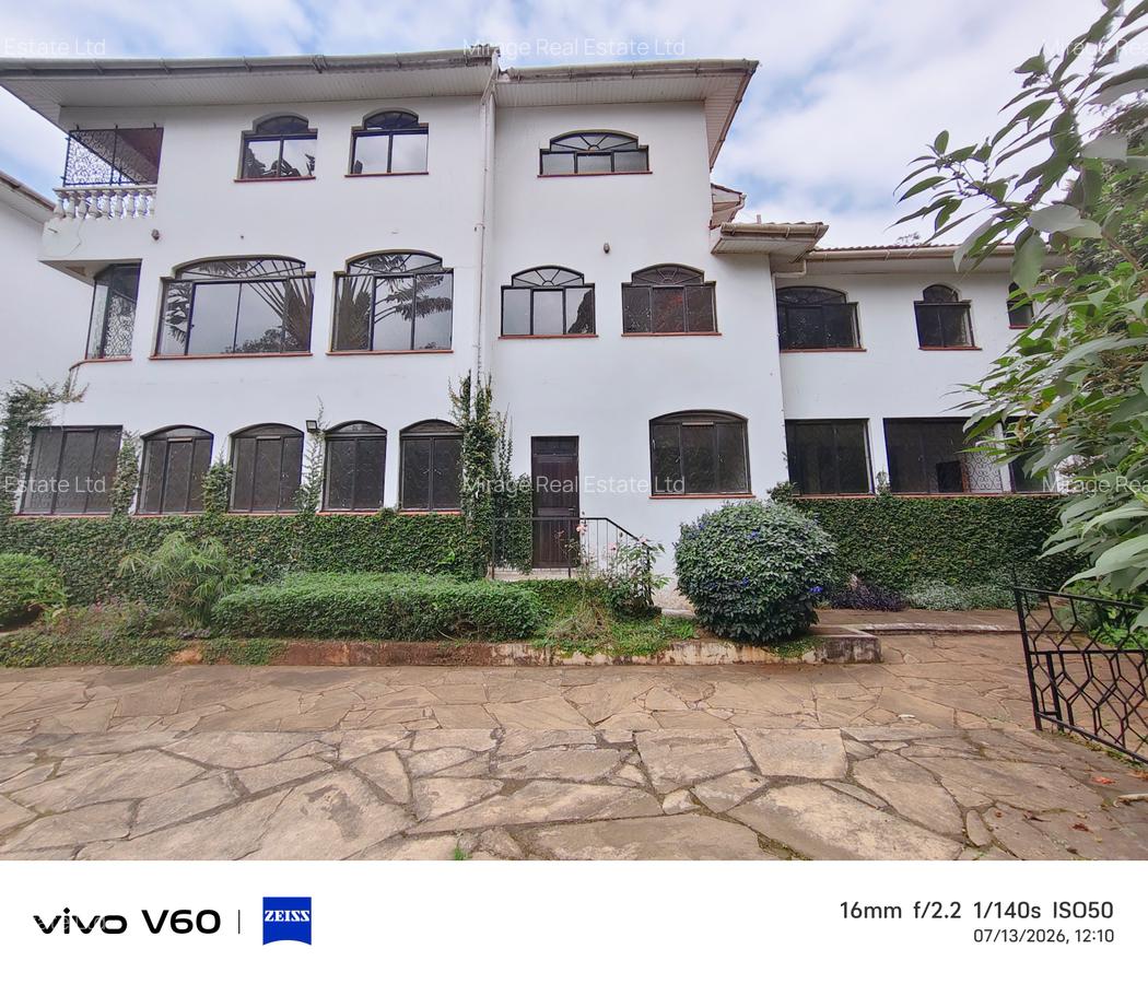 6 Bed House with En Suite in Nyari - 3