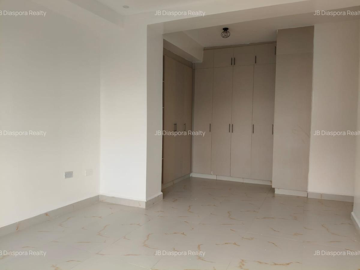 4 Bed Apartment with Swimming Pool at City Park - 3