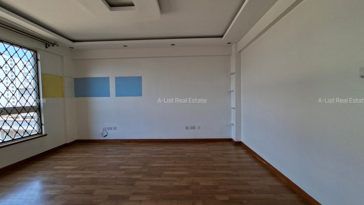 4 Bed Apartment with En Suite at 2Nd Parklands Avenue - 10