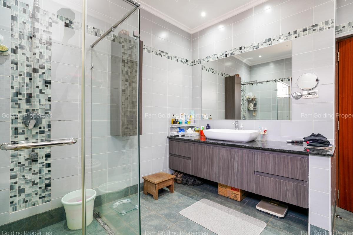 5 Bed Townhouse with En Suite at Muhoho Avenue - 9