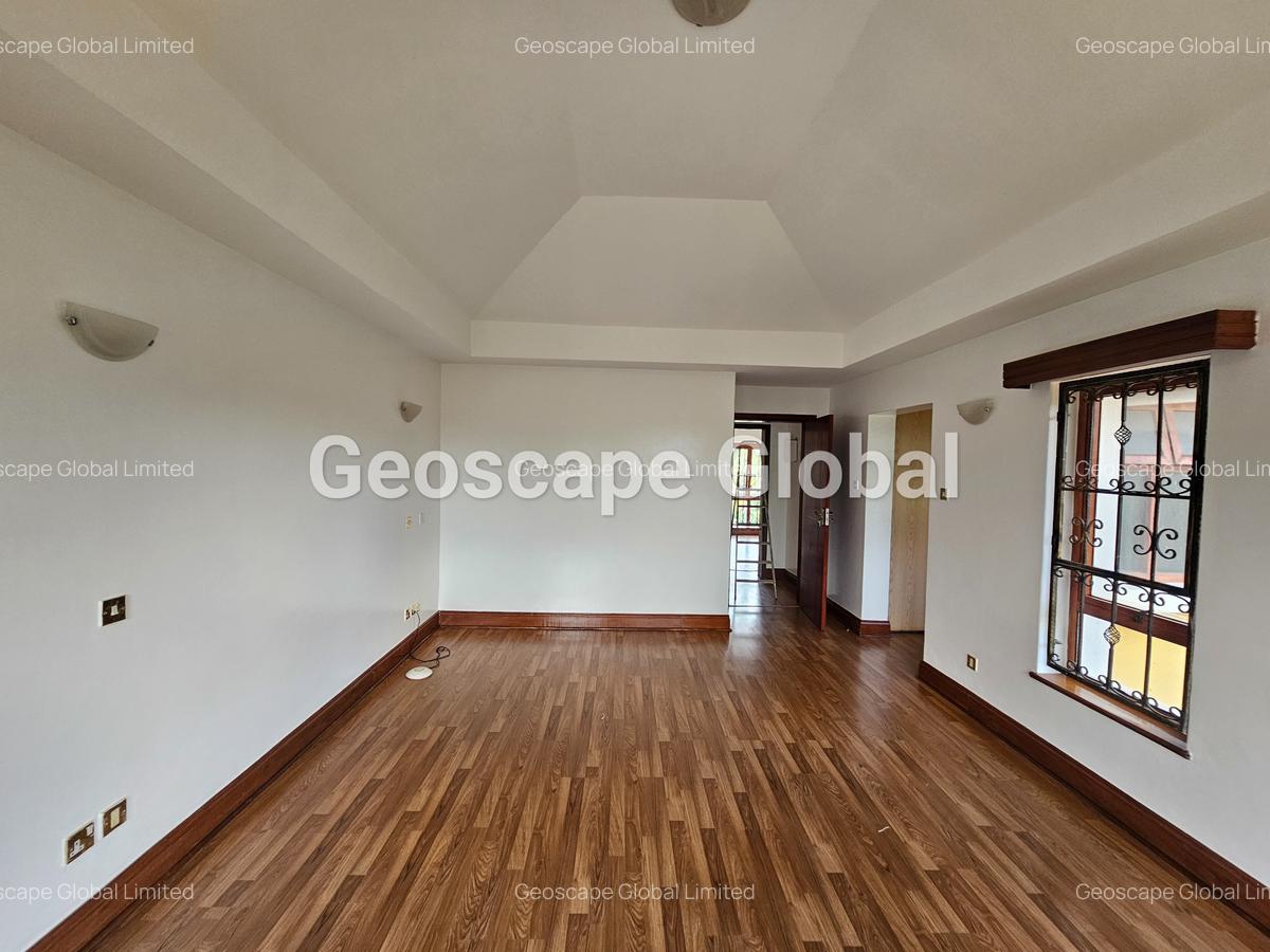5 Bed House with En Suite in Runda - 2