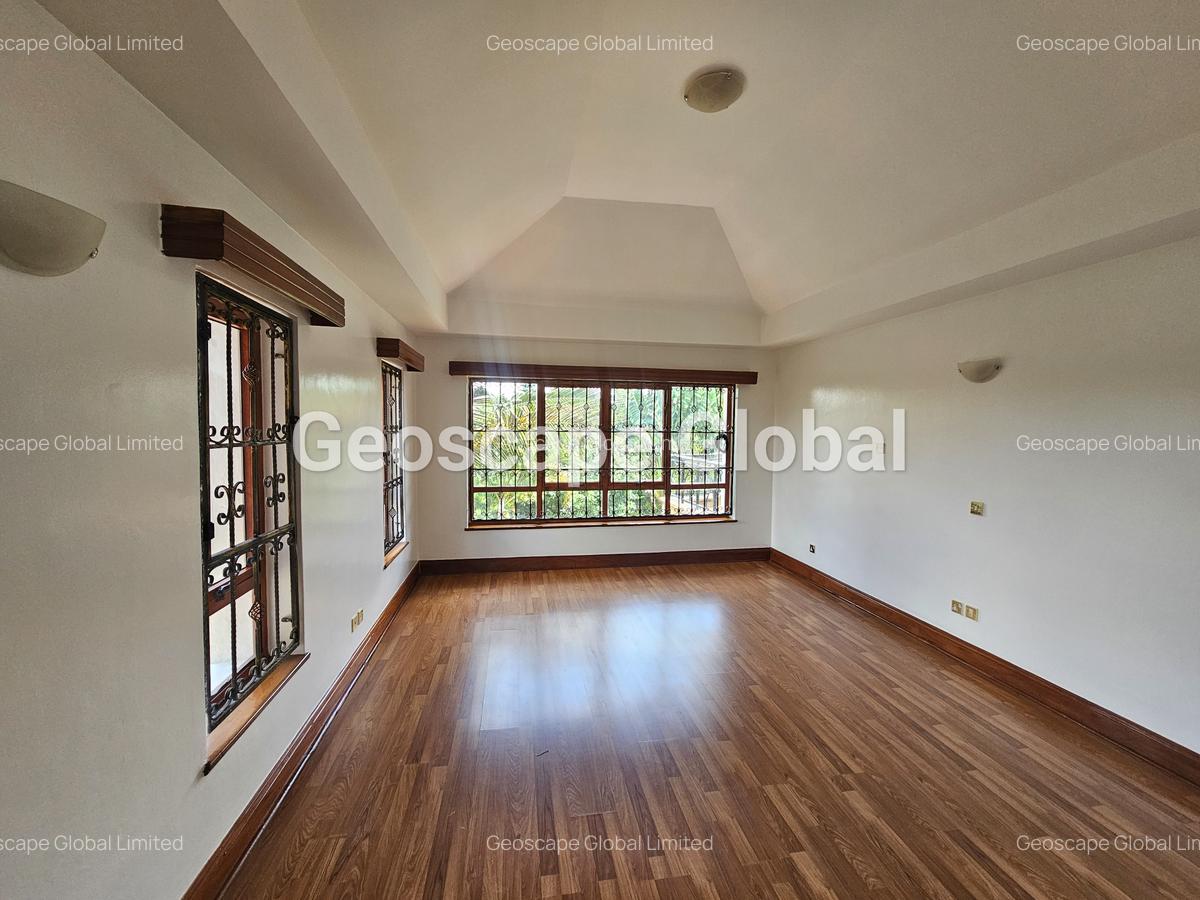 5 Bed House with En Suite in Runda - 3