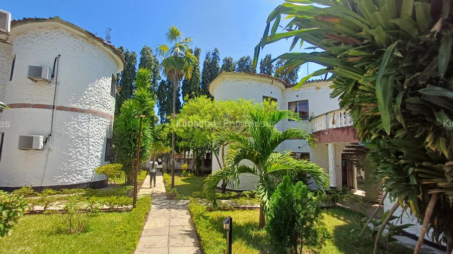 Furnished 1 Bed Apartment with En Suite at Links Road