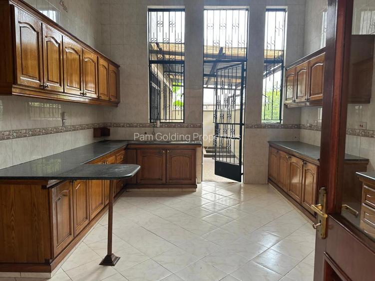 5 Bed Townhouse with En Suite in Westlands Area