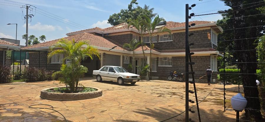 5 Bed House with En Suite in Runda