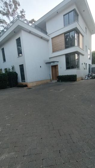 5 Bed Townhouse with En Suite at Lavington Green