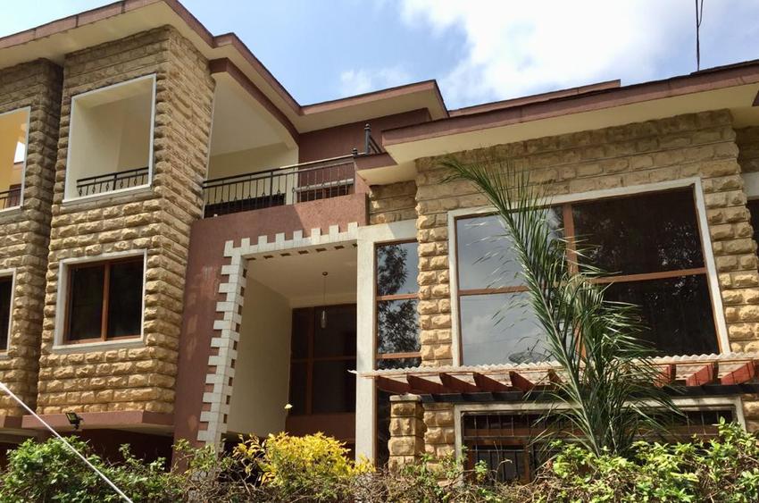 5 bed house with en suite in lavington