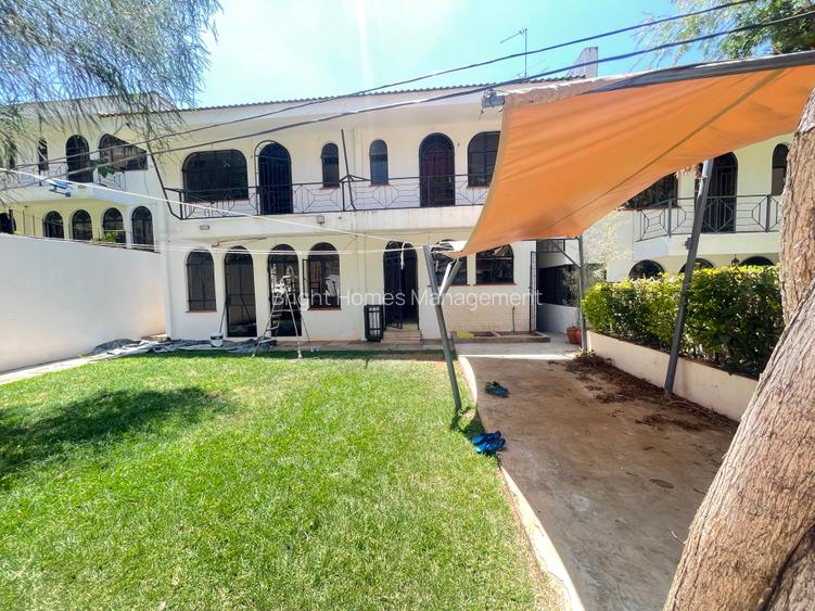 5 Bed Townhouse with Swimming Pool in Riverside