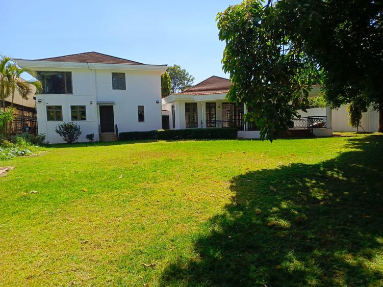 5 Bed House with En Suite in Runda