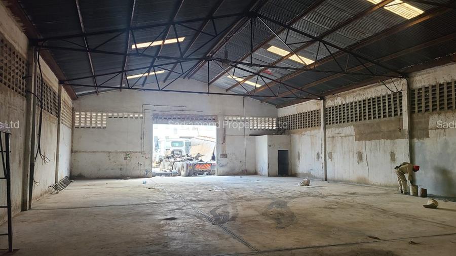 4,900 ft² Warehouse with Parking in Industrial Area