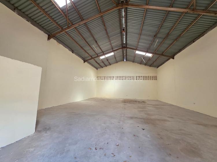 3,500 ft² Warehouse with Parking in Industrial Area