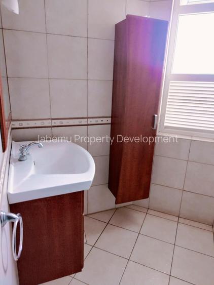 2 Bed Apartment with En Suite in Rhapta Road
