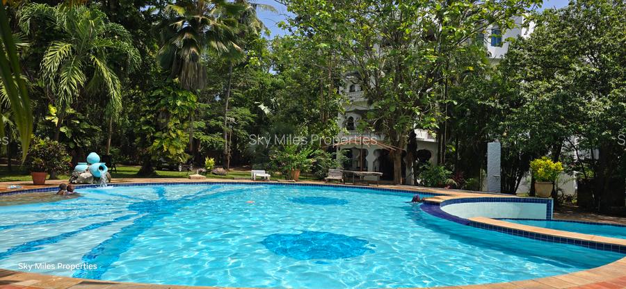 Serviced 3 Bed Apartment with En Suite at La-Marina