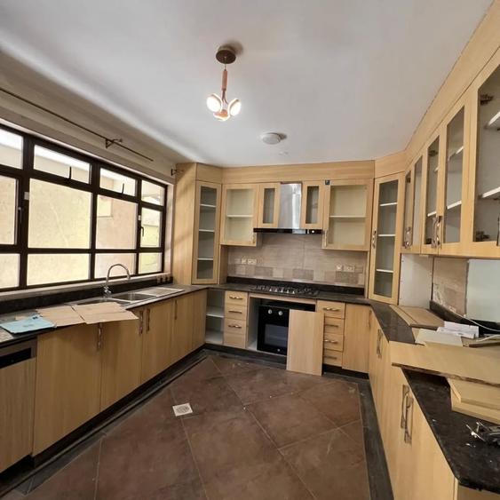 5 Bed Townhouse with En Suite at Lavington Green - Więcej