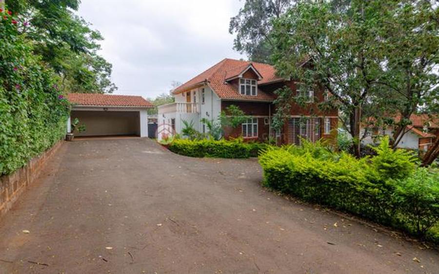 5 Bed House with Swimming Pool at Rosslyn